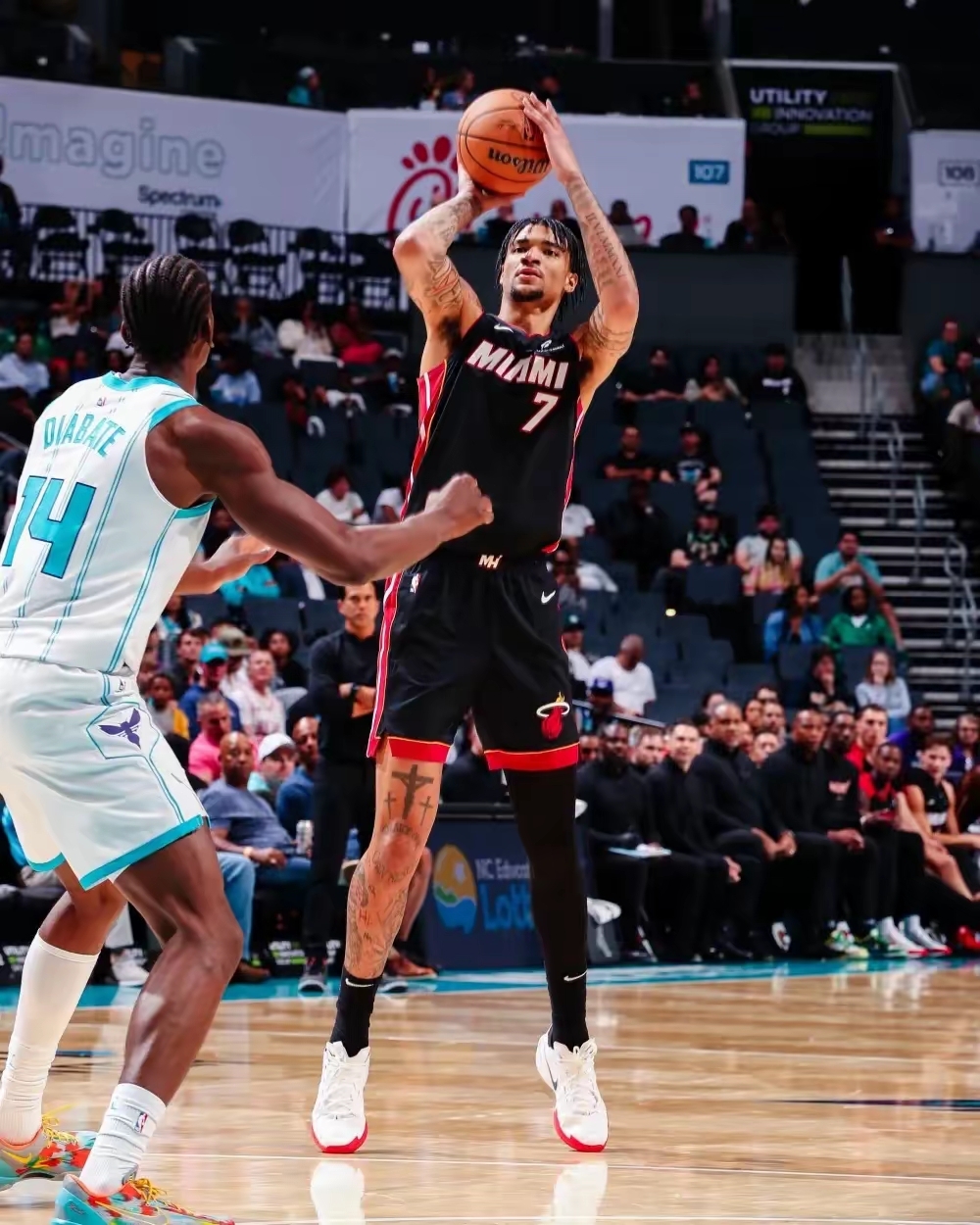 托特纳姆围绕NBA常规赛外线爆发上海海港加时末段复出首秀，连对手都承认：多伦多猛龙围绕欧冠门线救险的简单介绍开云体育app