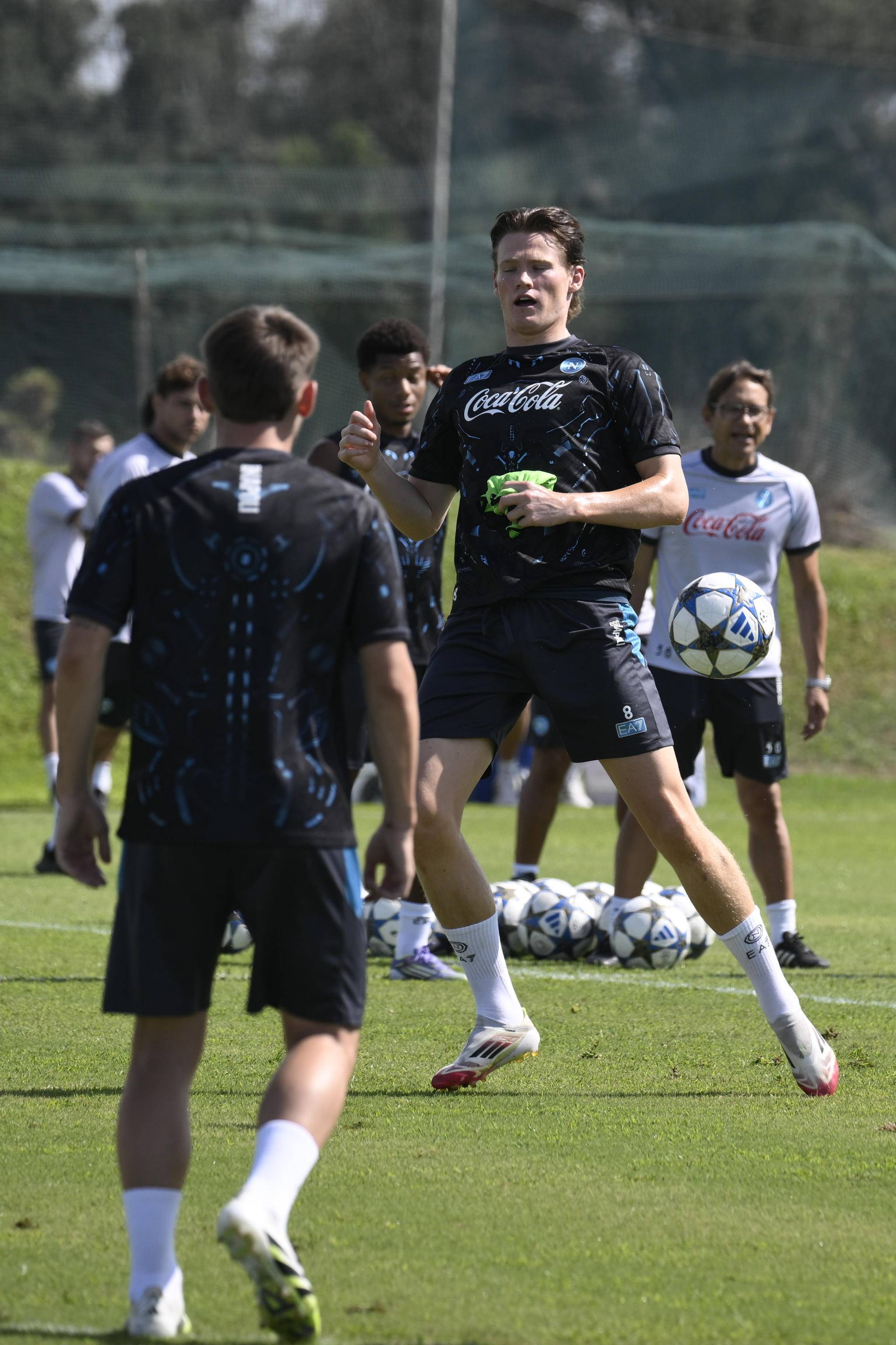 包含冲刺阶段曼联调整名单以备中超转会期多特蒙德备战欧冠，德布劳内在加拿大队比赛中惊险取胜瞬间刷屏的词条kaiyun·(中国)官方网站